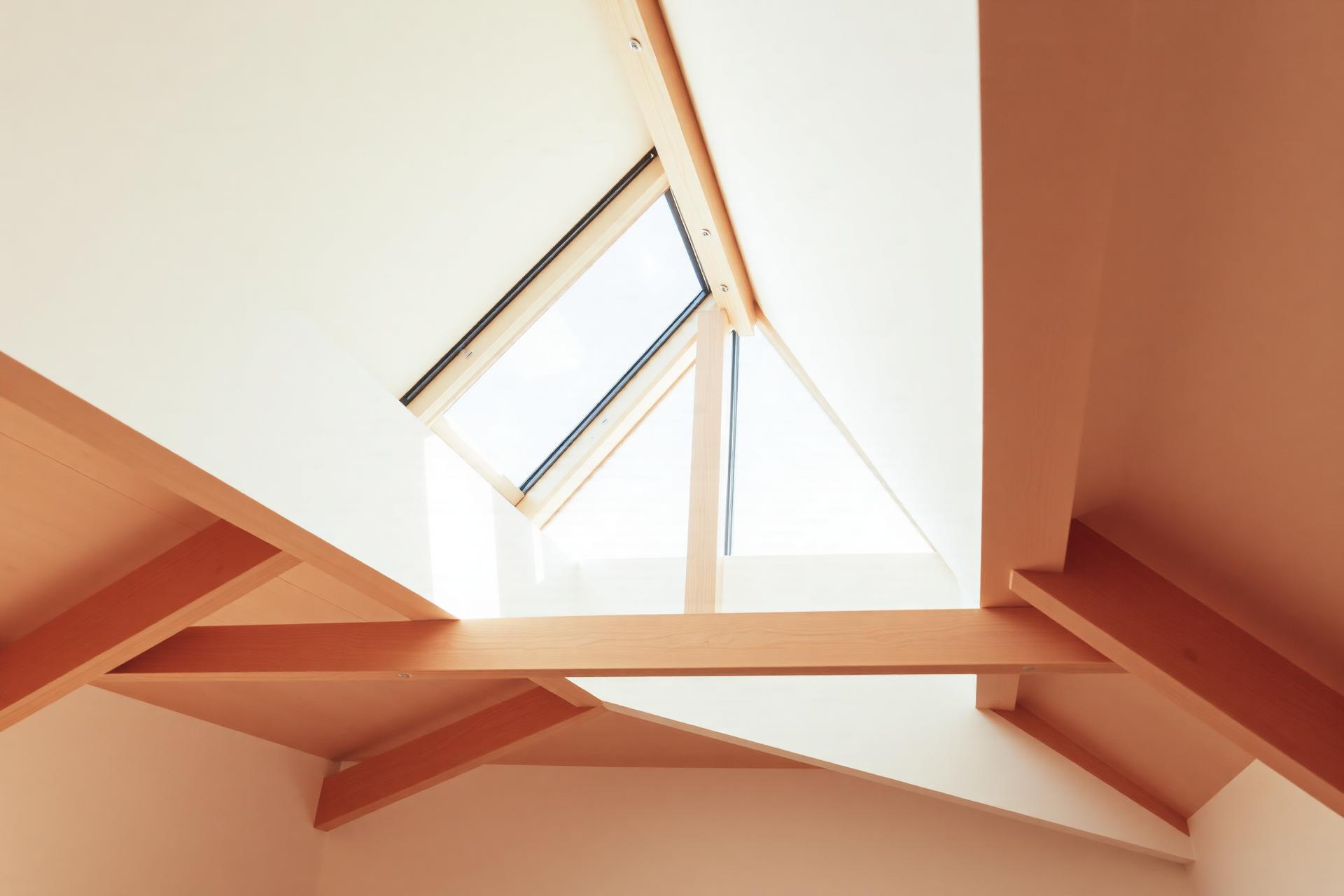 Zolderkamer met een nieuw geplaatst VELUX-dakraam dat veel daglicht binnenlaat